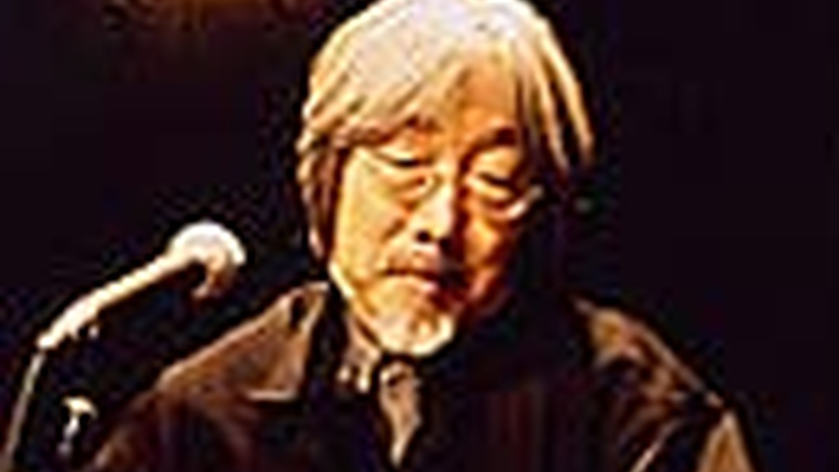 1970年代の舞台で歌う小室等