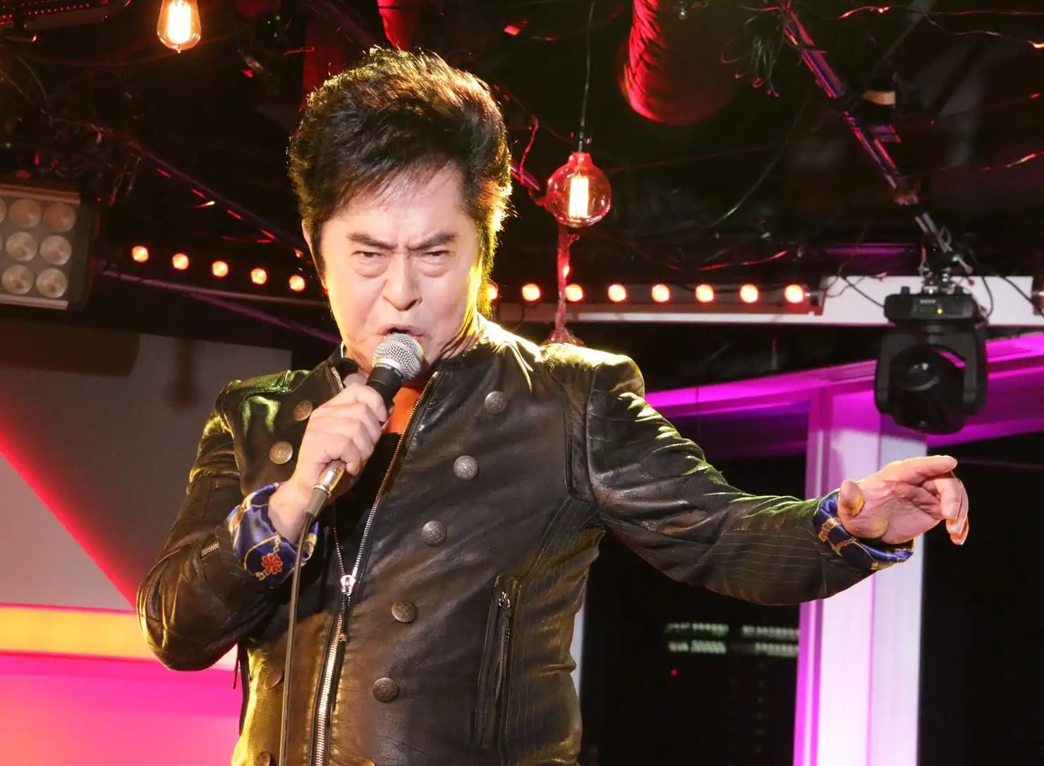 2017年のマジンガーZ関連イベントで歌う水木一郎
