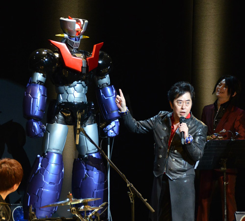 2018年のバースデーライブでマジンガーZ像と並ぶ水木一郎