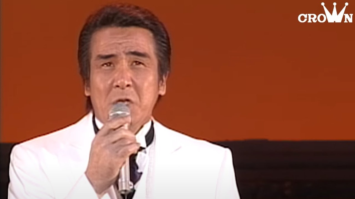 マイクを持って歌う鳥羽一郎