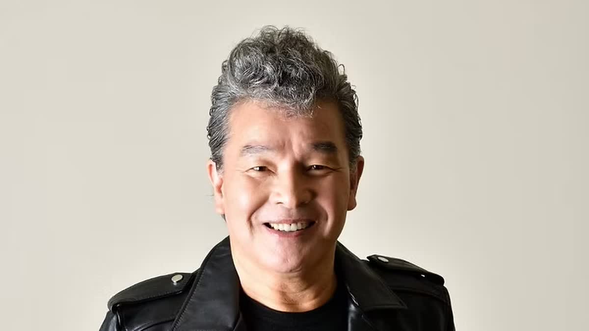 黒いレザージャケット姿の尾藤イサオ