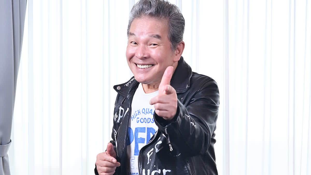 2025年の対談でポーズを取る尾藤イサオ