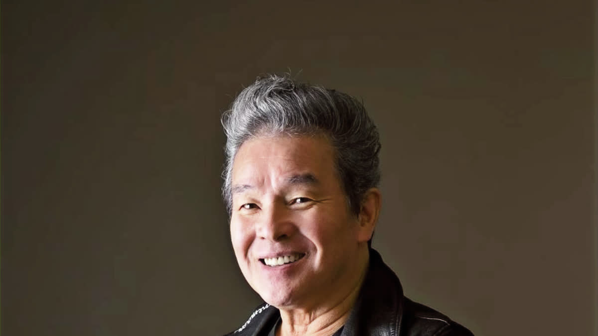 指を差してほほ笑む尾藤イサオ