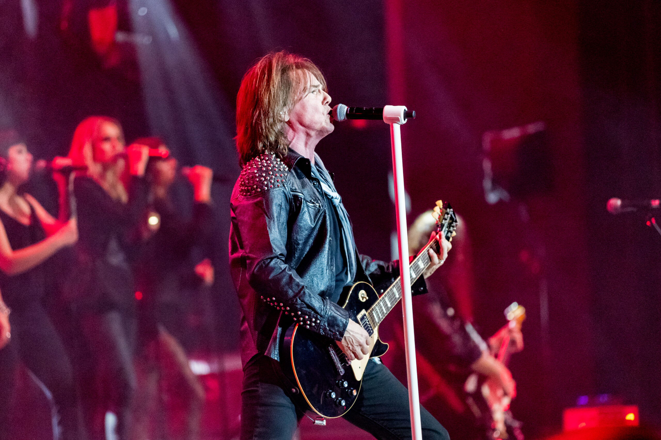 2023年、Rock Meets Classicで歌うジョーイ・テンペスト