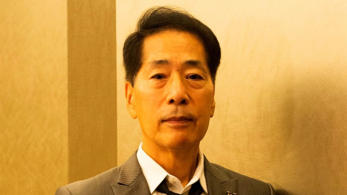 スーツ姿で正面を向く稲垣潤一