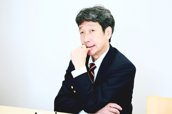 2019年の対談に臨むKAN