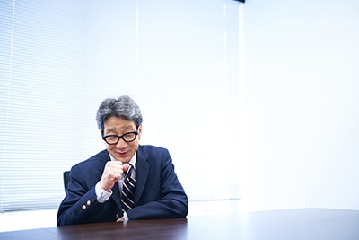 2020年のインタビューで笑顔を見せるKAN