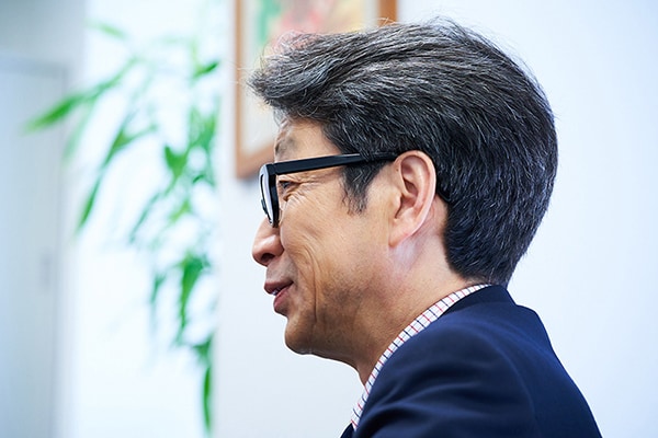 2020年のインタビューで話すKAN