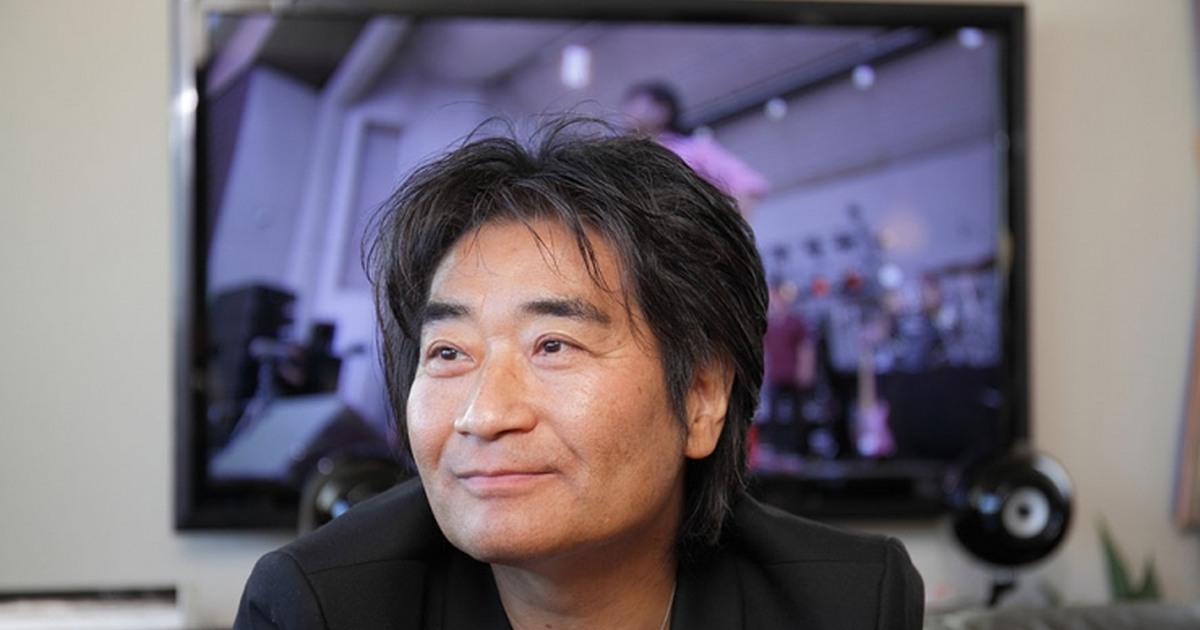 根本要のデビュー初期から現在までの歌唱変遷をたどる記事のアイキャッチ