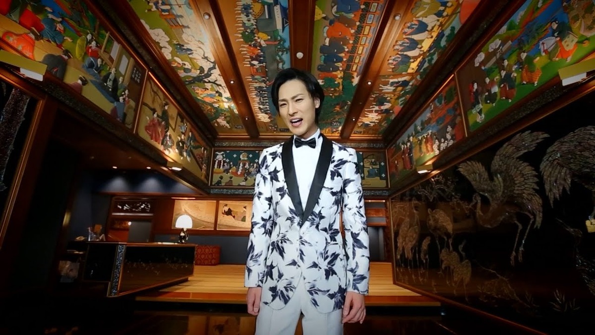 恋の手本を歌う山内惠介