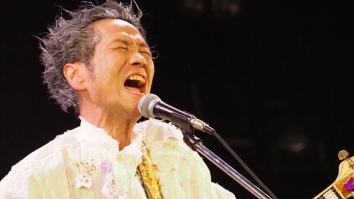 初期の弾き語りで歌う遠藤賢司