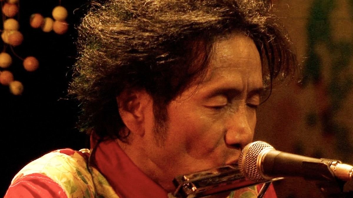 エレキギターを手に演奏する遠藤賢司