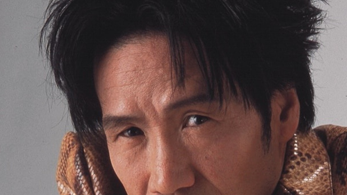 ギターを抱える遠藤賢司