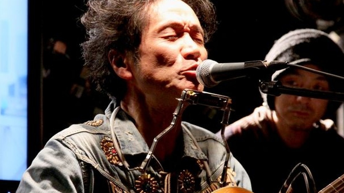 晩年のステージで演奏する遠藤賢司