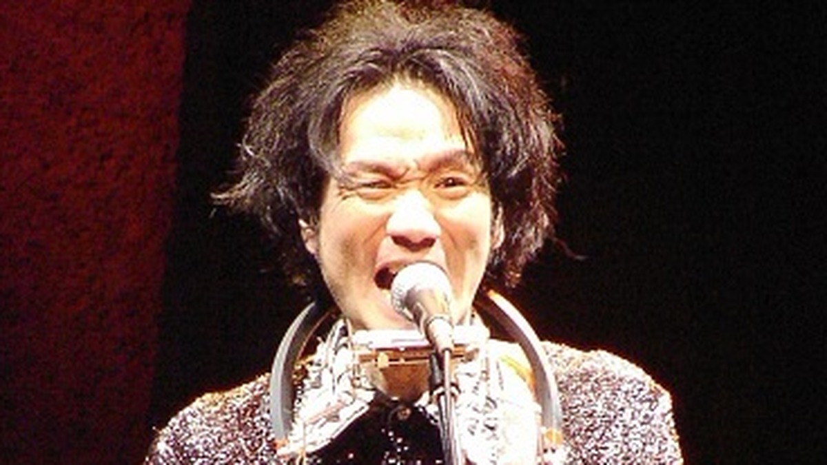 ステージでエレキギターを弾きながら歌う遠藤賢司