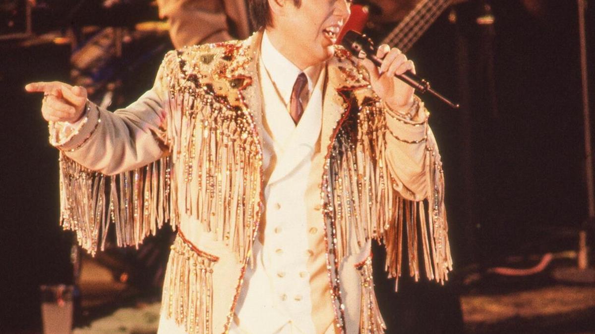 曲ごとに衣装と人物像を変えて歌う沢田研二