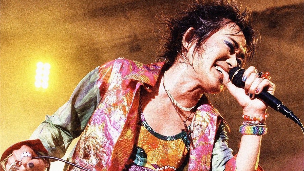 マイクを手に歌う忌野清志郎