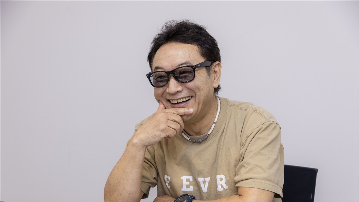インタビューで笑顔を見せる杉山清貴
