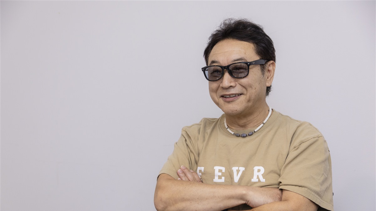 腕を組んでインタビューに応じる杉山清貴