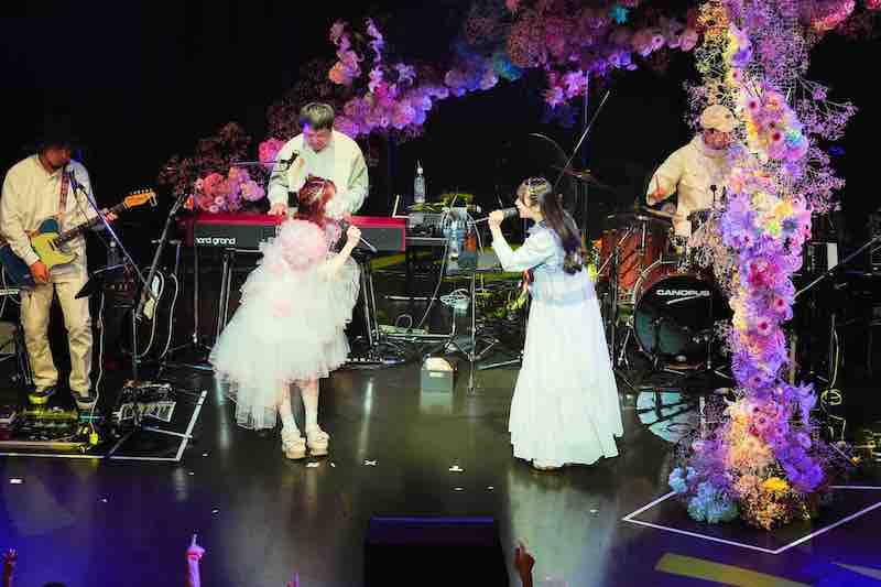 2024年のバースデーライブで共演者と歌うこはならむ