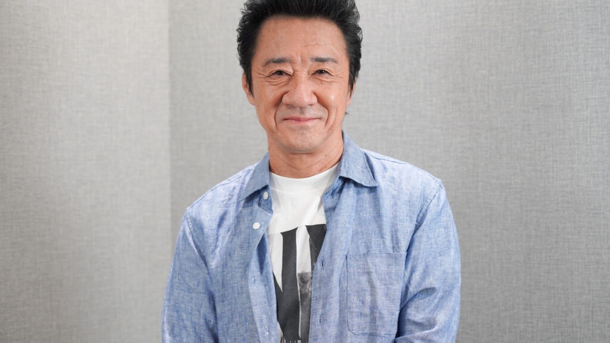 マイクを手に歌う大友康平