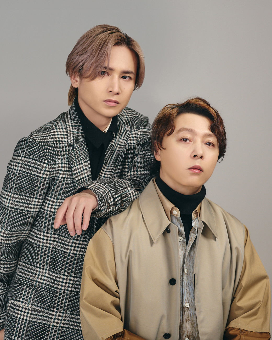 堂本光一と堂本剛のDOMOTO、光一は左奥