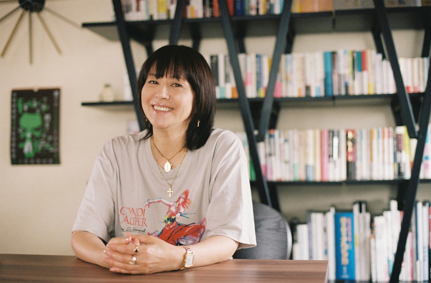 書棚の前でインタビューを受ける小泉今日子