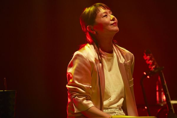 2020年の配信公演で椅子に座る小泉今日子