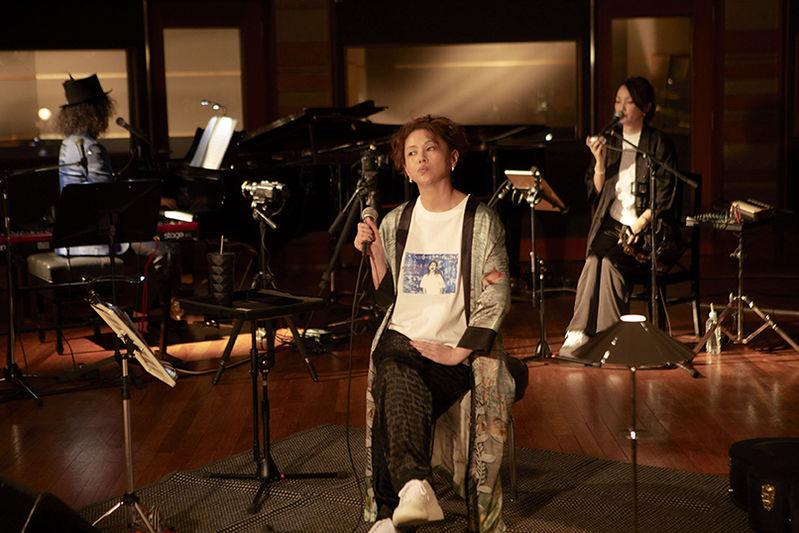 2021年の配信公演でマイクを手にする小泉今日子