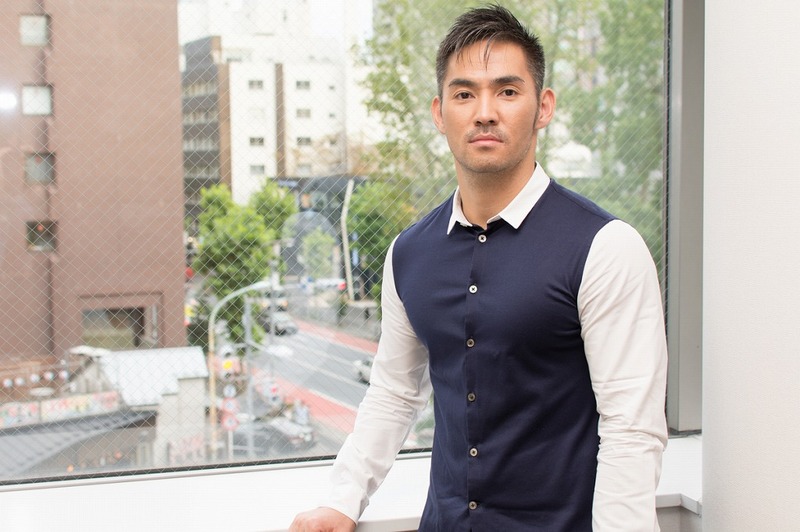 窓辺で取材に応じる中孝介