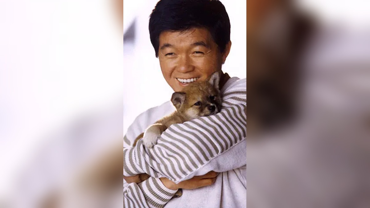犬を抱いてほほ笑む坂本九