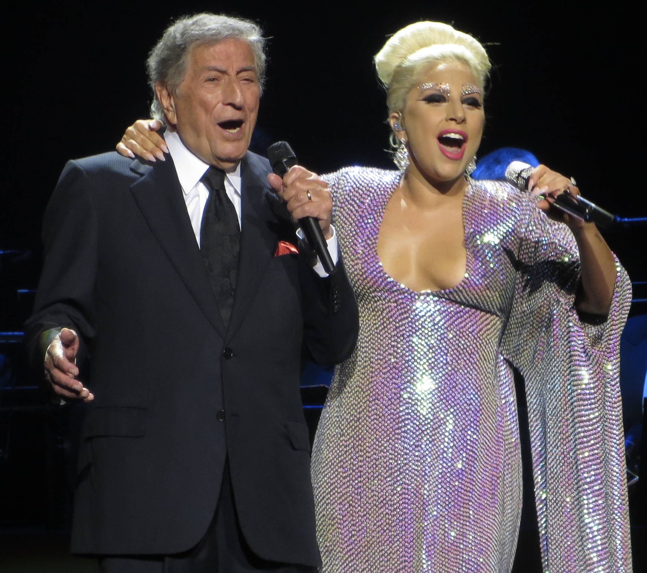 2015年、ロンドンでトニー・ベネットと共演するレディー・ガガ