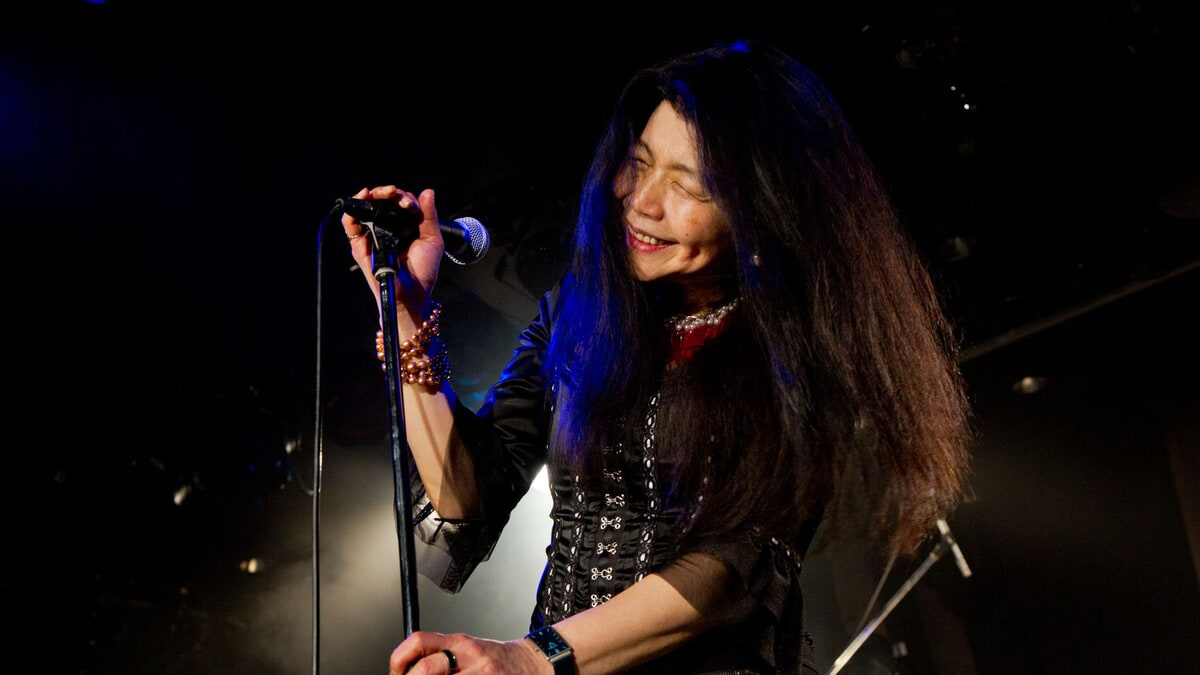 バンドの音を受けながら歌う金子マリ