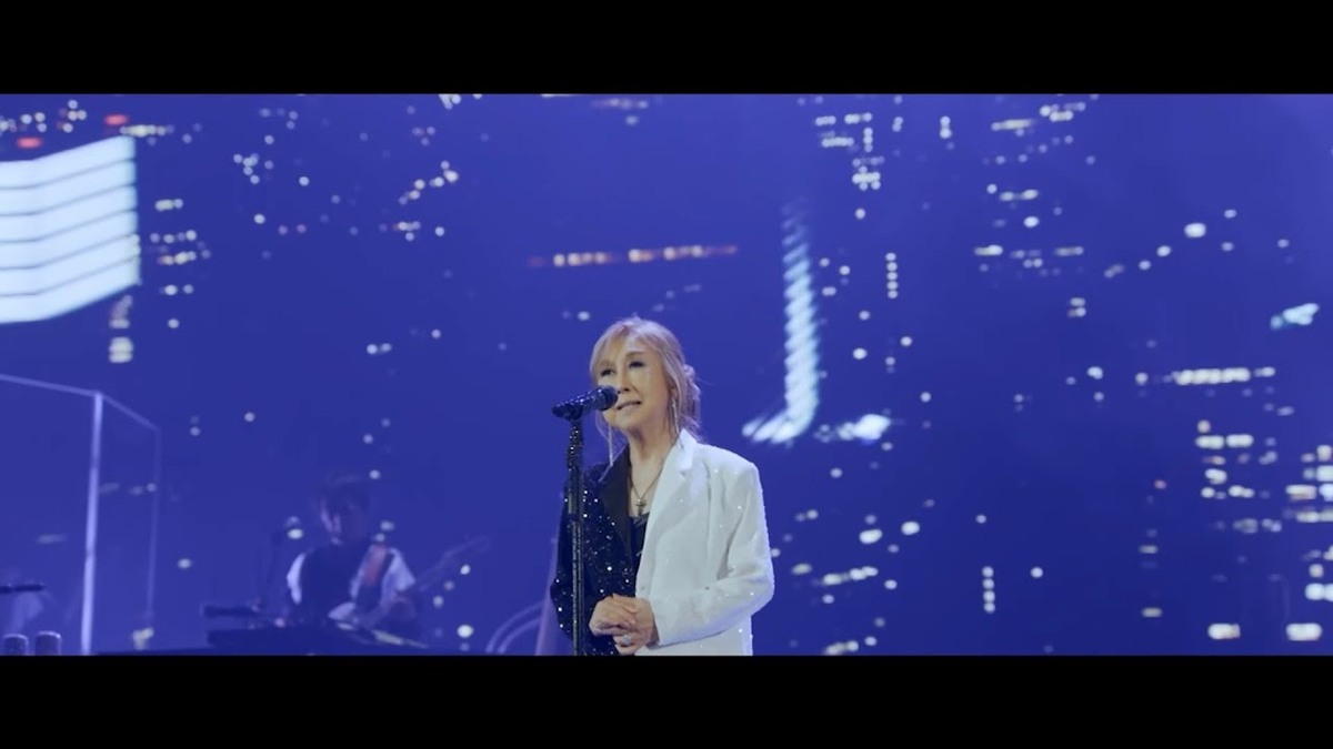2025年の最終アンコール公演で歌う高橋真梨子