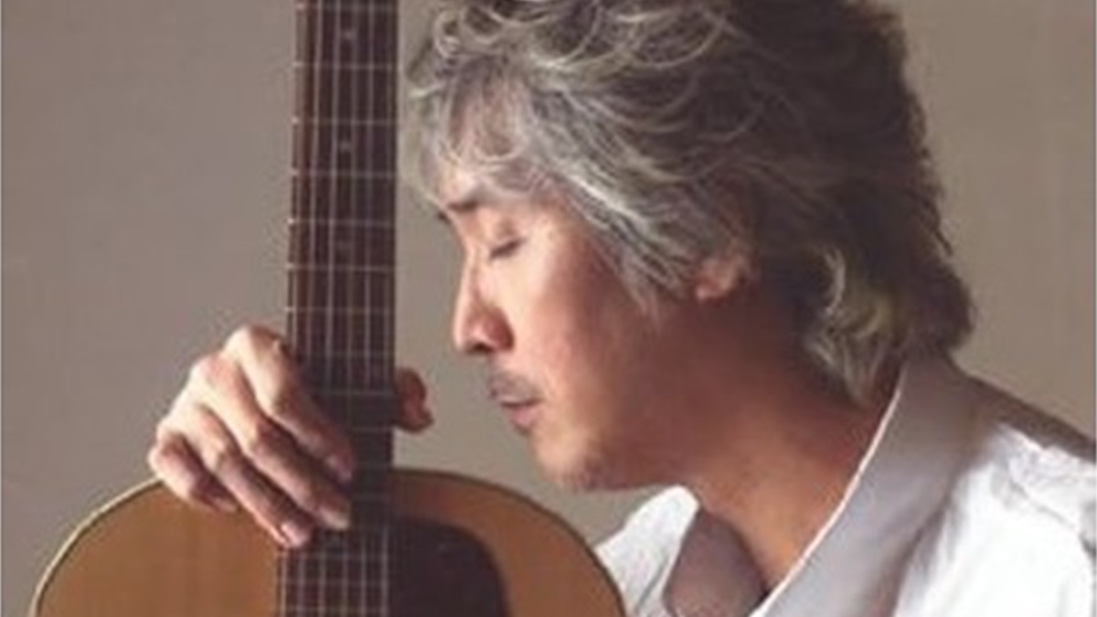 ギターを抱える桑名正博