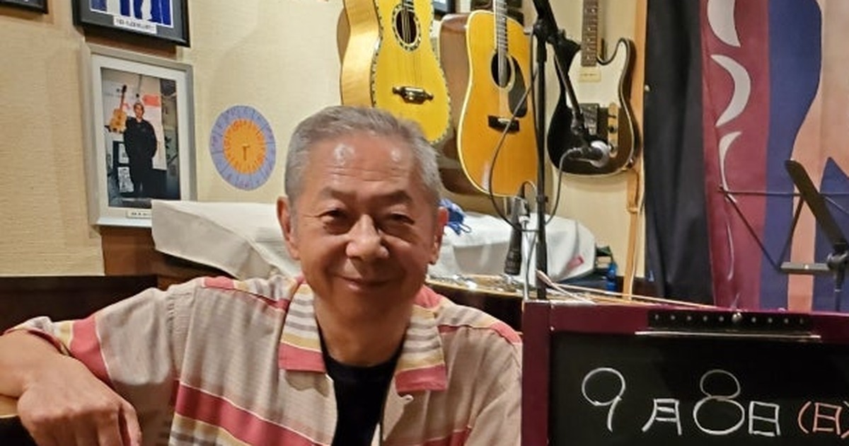 小会場に立つ大塚まさじ