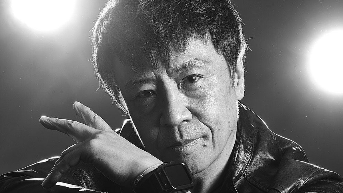 黒い革ジャケットで正面を見る世良公則
