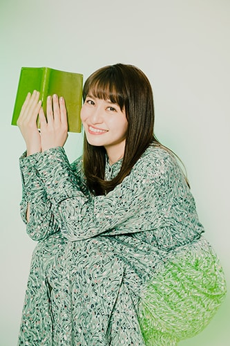 green diary発表時に緑の本を手にする中島愛