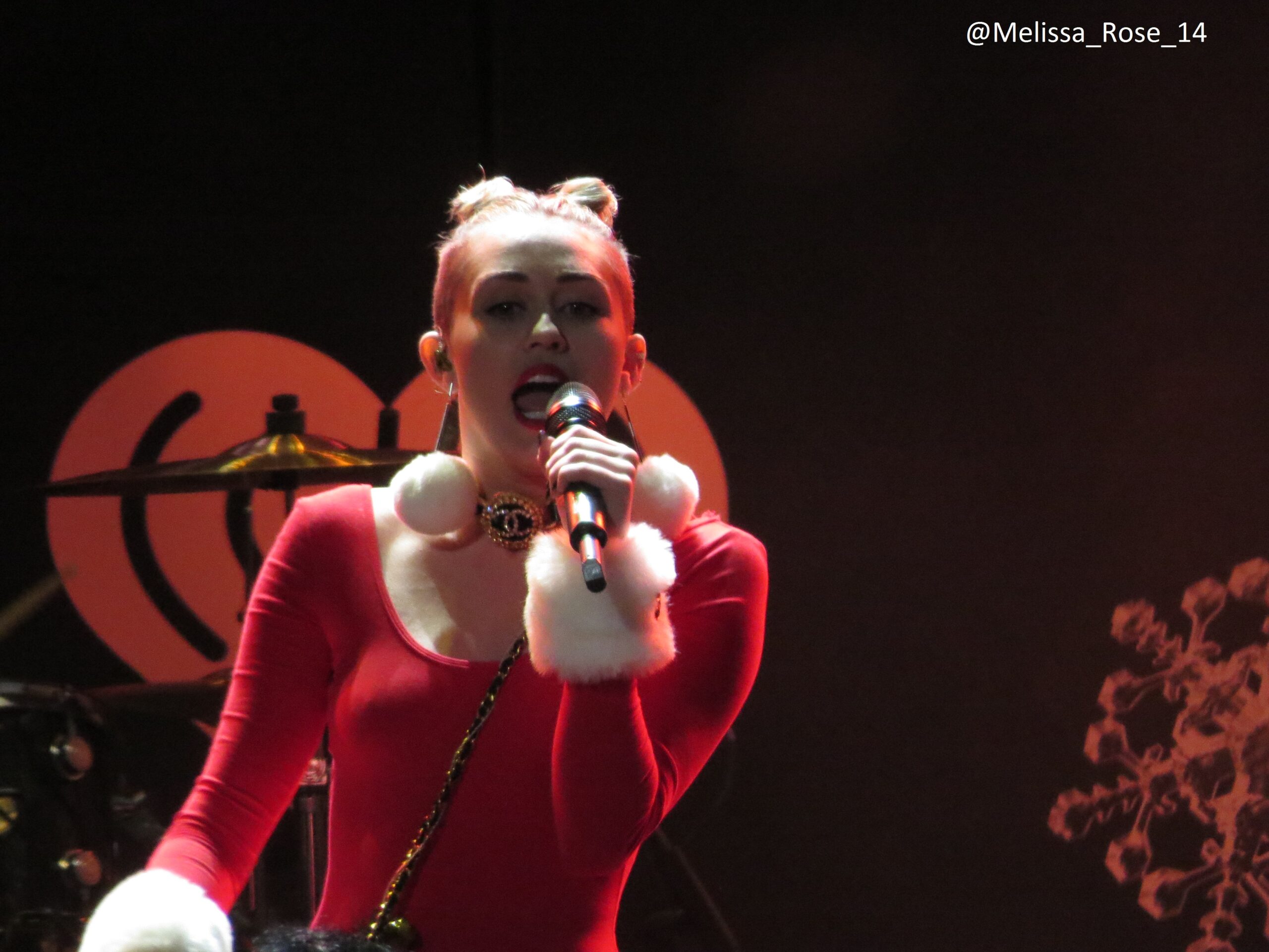 2013年、Jingle Ballで歌うマイリー・サイラス