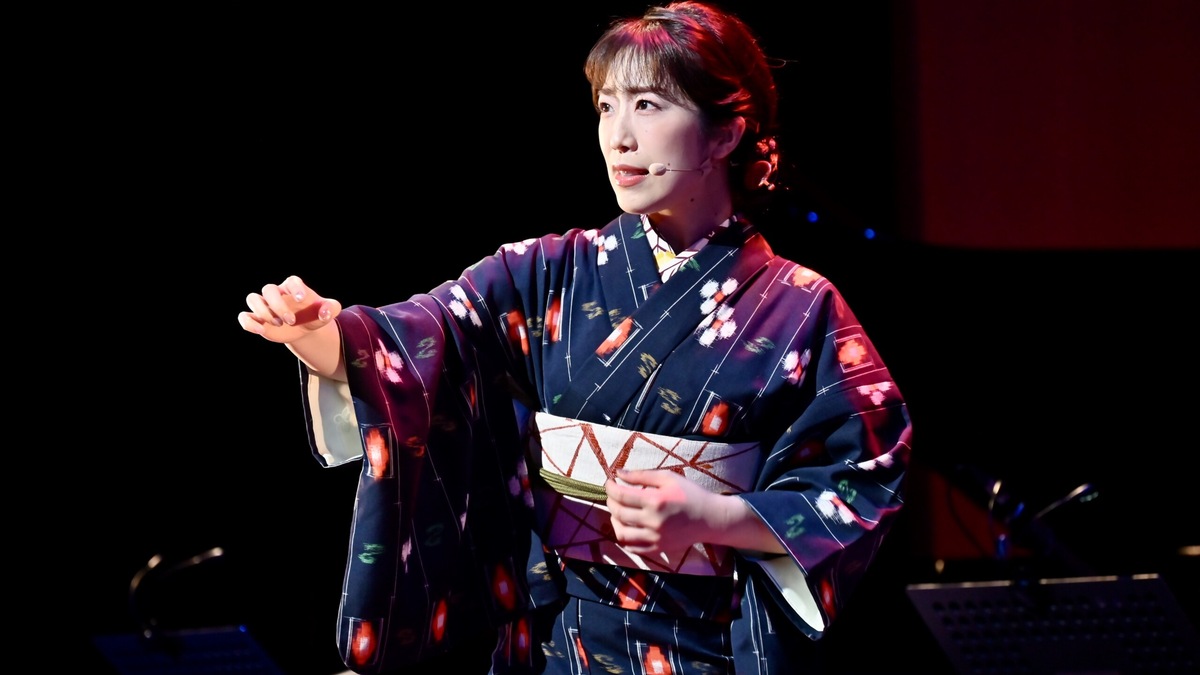 デビュー10周年公演で歌う津吹みゆ