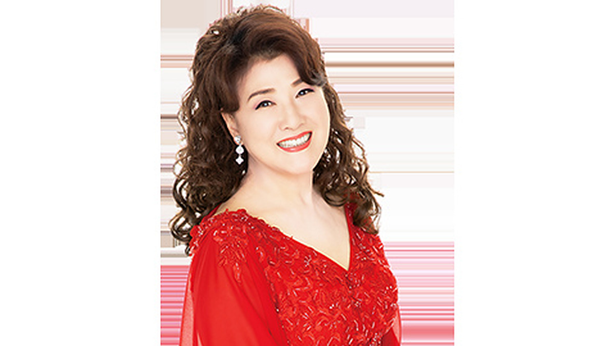赤いドレス姿で微笑む川中美幸
