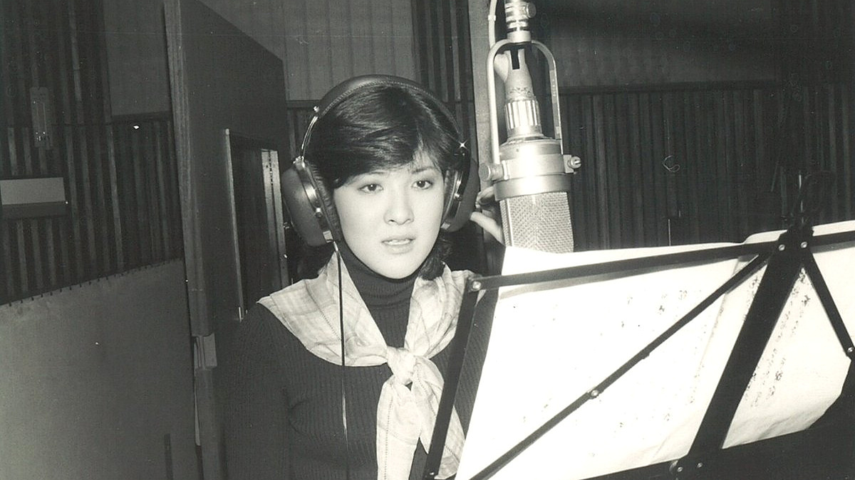 デビュー期にマイクの前で録音する若い頃の川中美幸