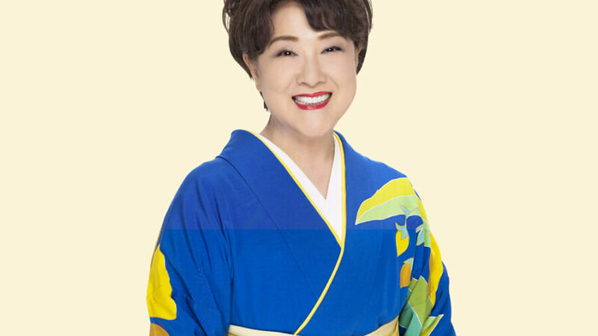 青と黄色の着物姿で微笑む川中美幸