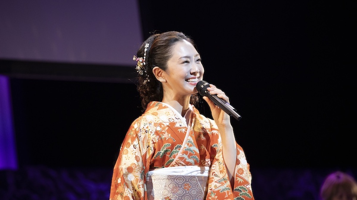 10周年記念公演で歌う羽山みずき