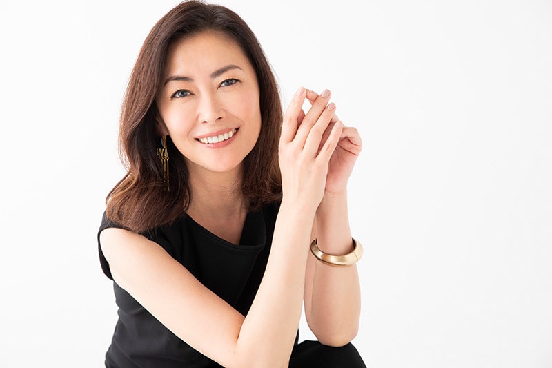 笑顔で手を合わせる中山美穂