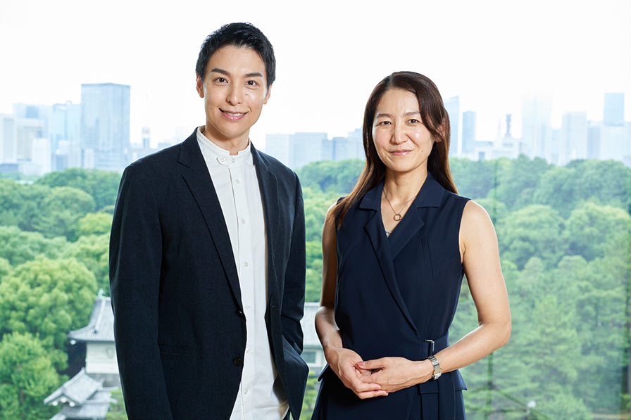 海宝直人と音響設計者の青木亜美が並ぶ対談写真