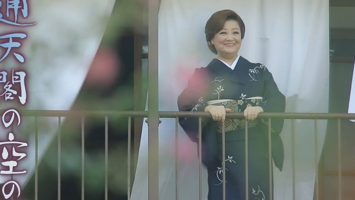 通天閣の空の下のミュージックビデオに登場する松原のぶえ