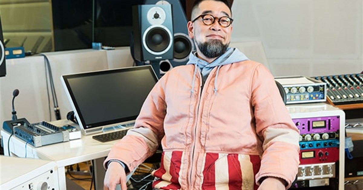 制作スタジオで作詞と作曲に向き合う槇原敬之