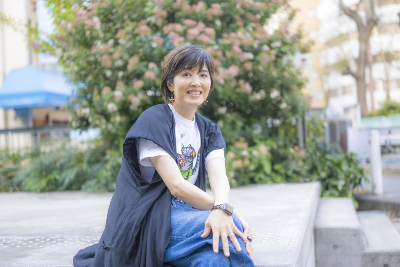 屋外でほほ笑む荻野目洋子