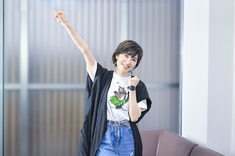 腕を上げてポーズをとる荻野目洋子